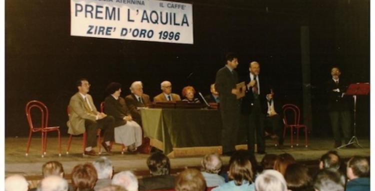 L'Aquila 1996, consegna del premio Zirè d'Oro, già ricevuto nel 1989 per aver contribuito, con le iniziative promosse, a far conoscere L'Aquila nel mondo