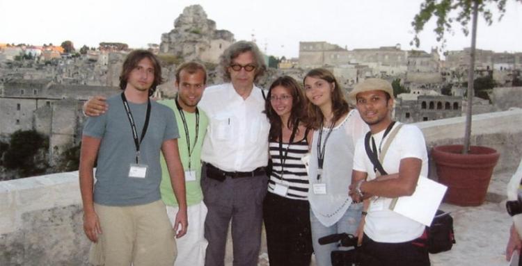 Il regista Wim Wenders con alcuni studenti dell'Accademia dell'Immagine al festival itinerante Cinemadamare
