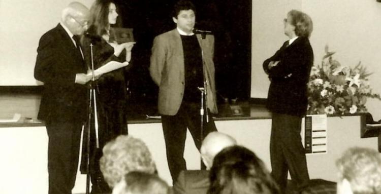 1995. Consegna della Targa AIC (Associazione italiana autori della fotografia) in occasione del  Centenario del Cinema